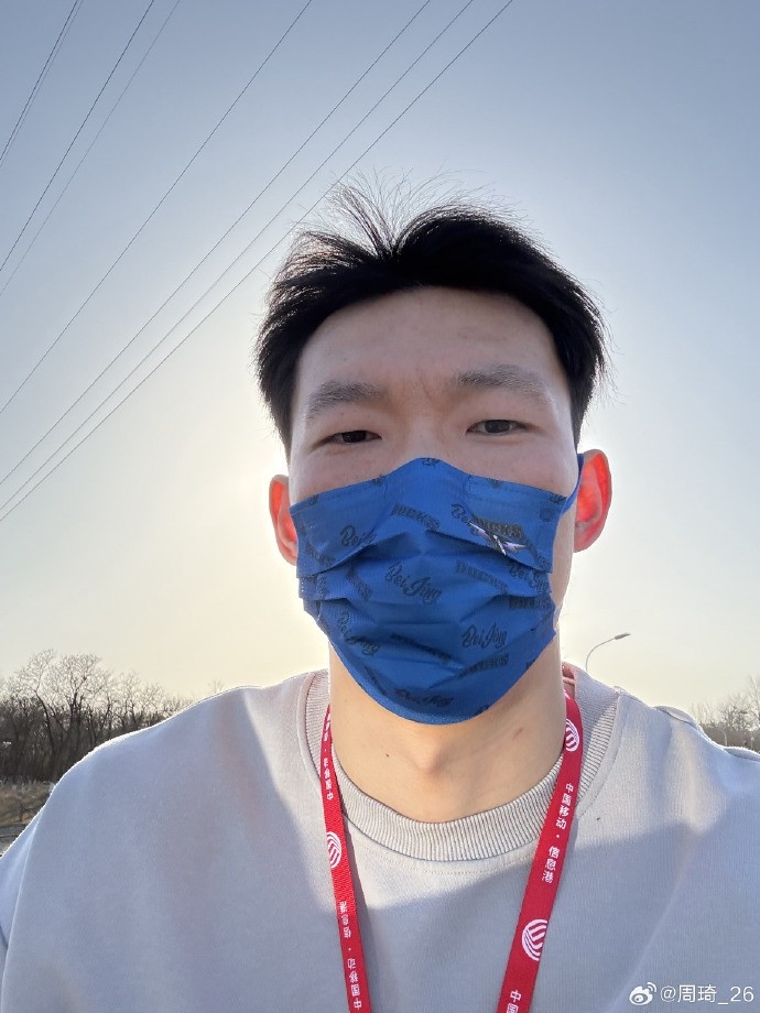 悠閑！周琦騎京牌電動車出行：太陽出來了 開京牌兜兜風！