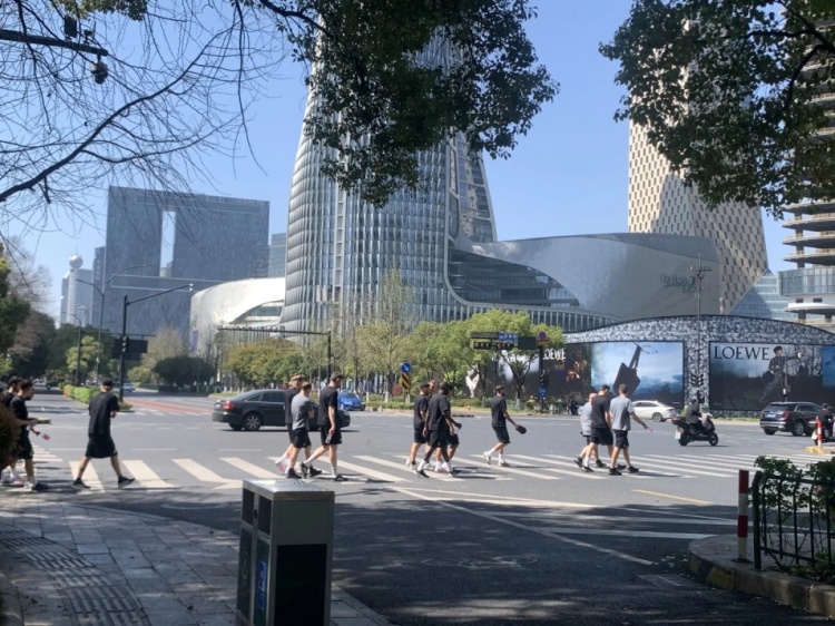 心態(tài)放松，有網(wǎng)友拍到澳大利亞隊(duì)早上在萬象城citywalk