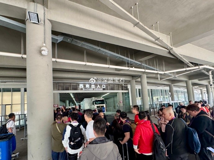 盛況空前！記者曬照：距離中澳之戰(zhàn)還有三小時(shí)，現(xiàn)場記者已超百名