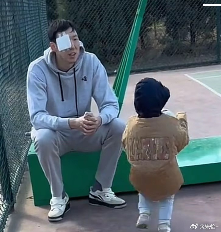 顧家好男人！記者曬出周琦手術(shù)后回歸家庭帶娃照片